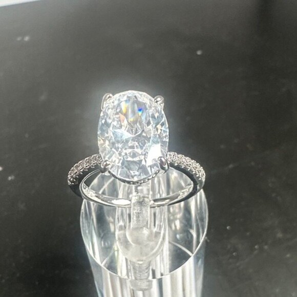 Fashion Jewelry Silver Sparkling Ring Size 8 - Picture 1 of 9